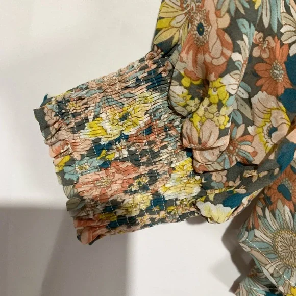 Umgee Floral women’s blouse smocked Neckline long sleeve new - Picture 7 of 7